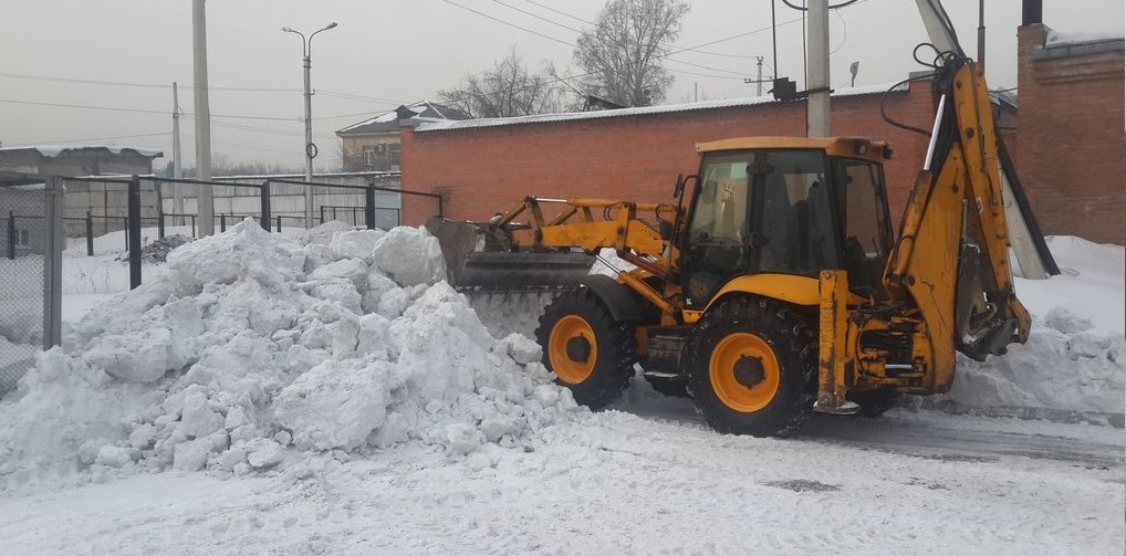 Экскаватор погрузчик для уборки снега и погрузки в самосвалы для вывоза в Калининградской области