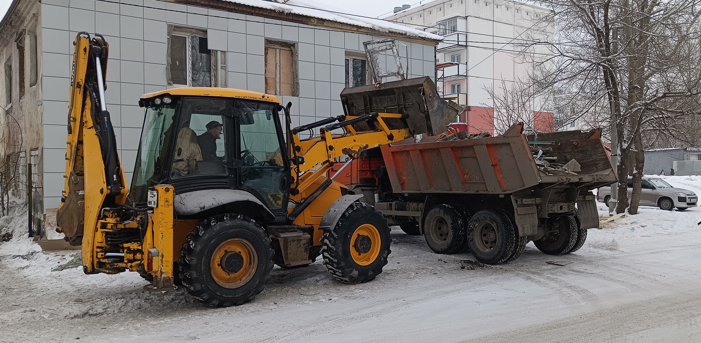 Уборка и вывоз строительного мусора, ТБО с помощью экскаватора и самосвала в Калининграде